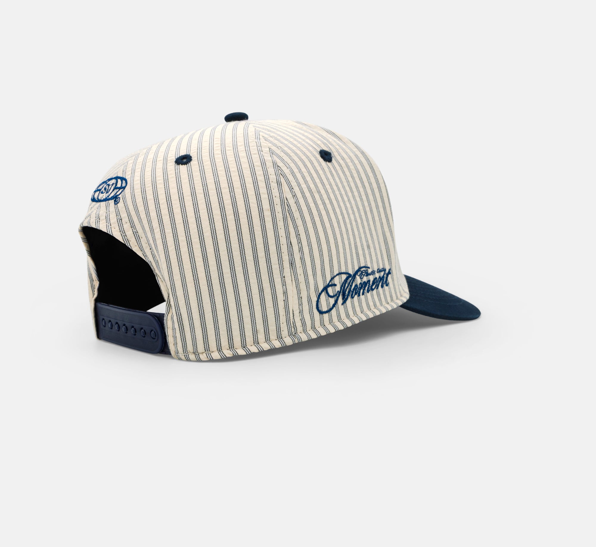 Navy Sixth June teksturerede stribede kasket med blødt stof og justerbar rem, afslappet stil og moderne design.