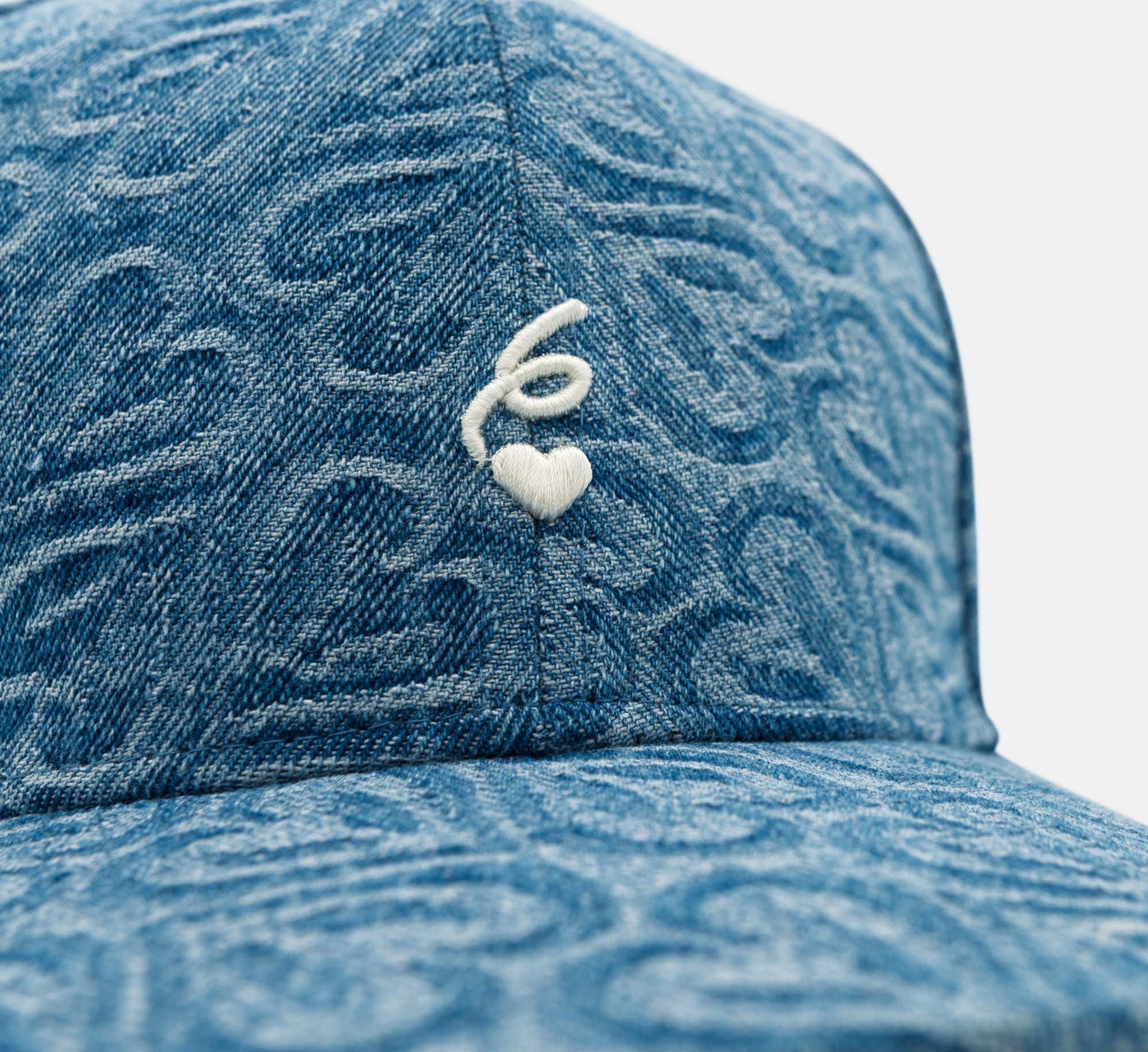 SIXTH JUNE All Over Heart Denim Cap i lyseblå med hjerteprint, justerbar kasket i denimmateriale.