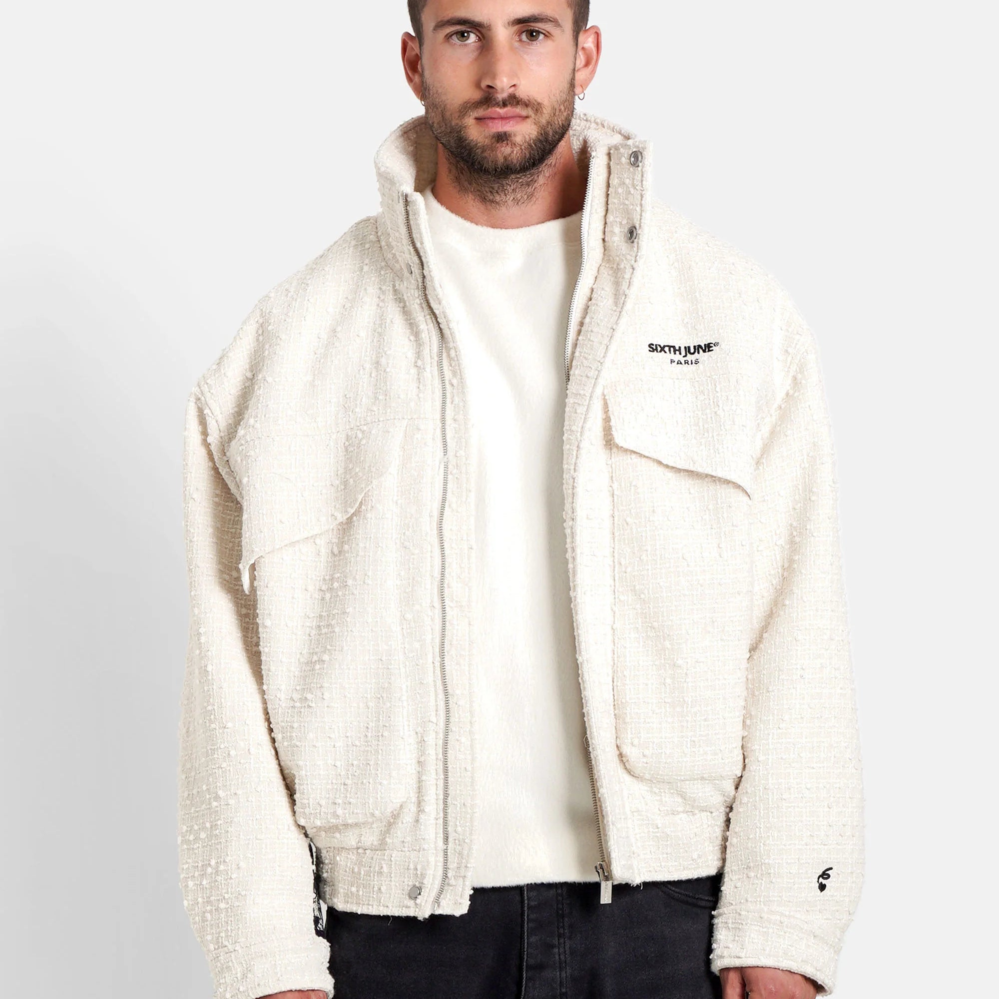 SIXTH JUNE dobbeltstof langærmet jakke i beige, vises med lukket front og ribdetaljer på ærmer.