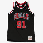 Mitchell & Ness swingman basketballtrøje til Dennis Rodman 1997 i sort, med sportligt design og basketball-tryk.