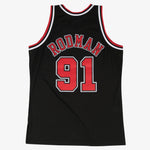 Sort Mitchell & Ness Swingman Dennis Rodman 1997 basketball jersey, detaljevisning af stoffet og nummeret.