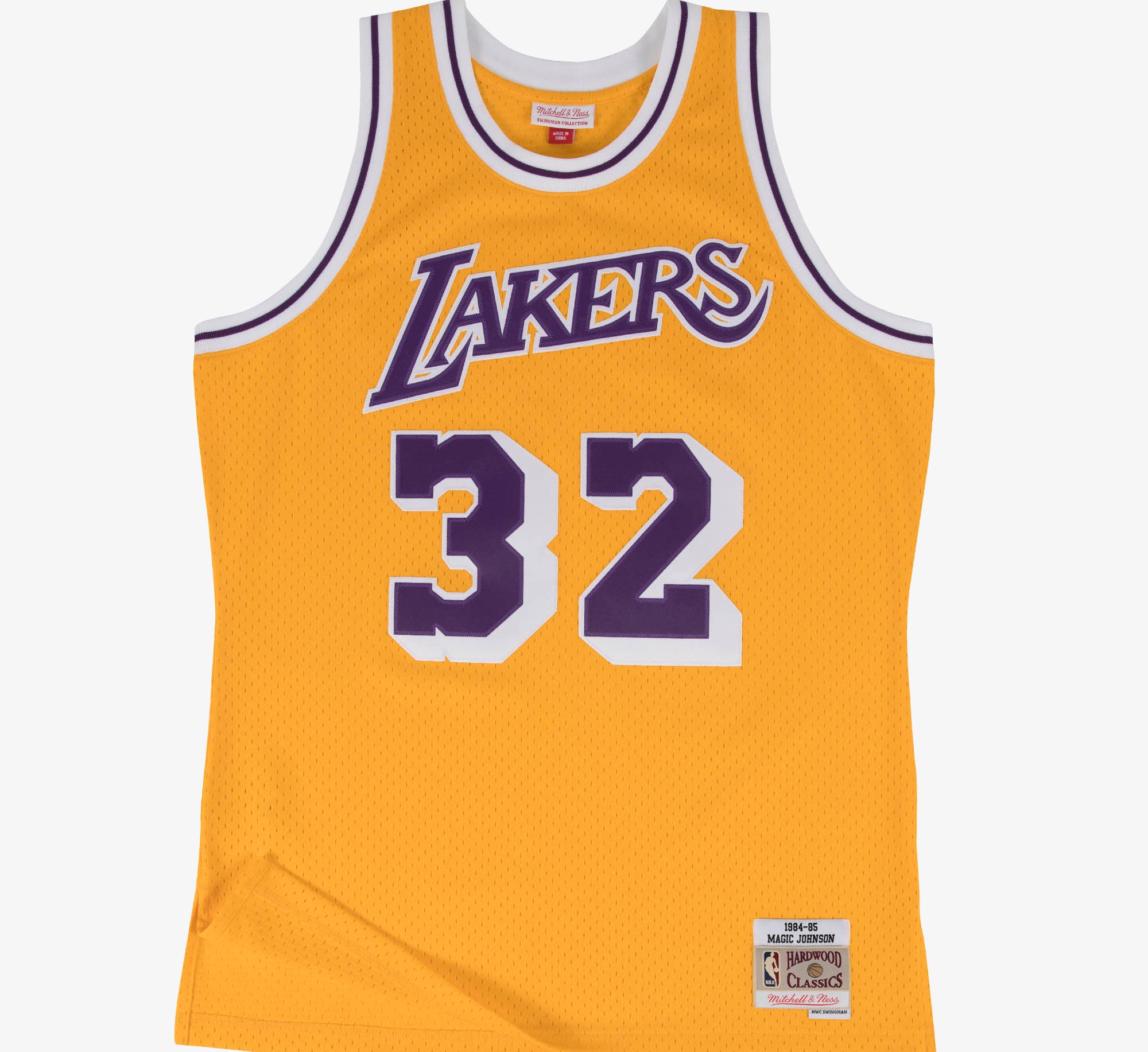 Mitchell & Ness Swingman Magic Johnson 1984 basketball Jersey i lyseguld farve, vises på model med fokus på logo og detaljer