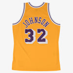 Mitchell & Ness Swingman T-shirt med Magic Johnson 1984 print i lyseguld farve, komfortabel basketball-inspireret tøj.