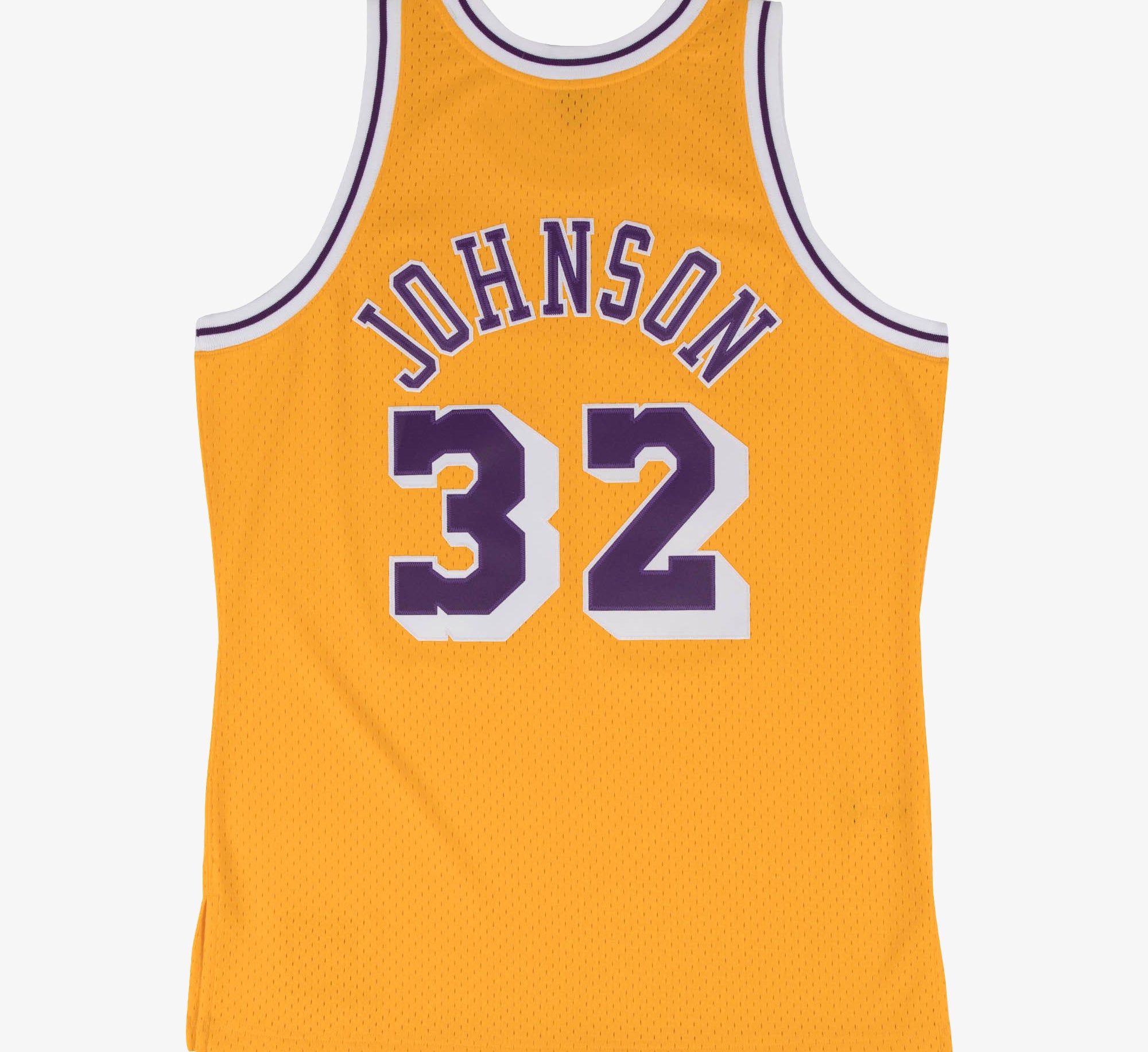 Mitchell & Ness Swingman T-shirt med Magic Johnson 1984 print i lyseguld farve, komfortabel basketball-inspireret tøj.