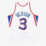 Mitchell & Ness Allen Iverson 1996 SWINGMAN basketballtrøje i hvid med logo og spillerdetaljer, for fans og samlere