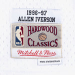Hvid Mitchell & Ness swingman basketballtrøje med Allen Iverson 1996-design, vises i billedet.
