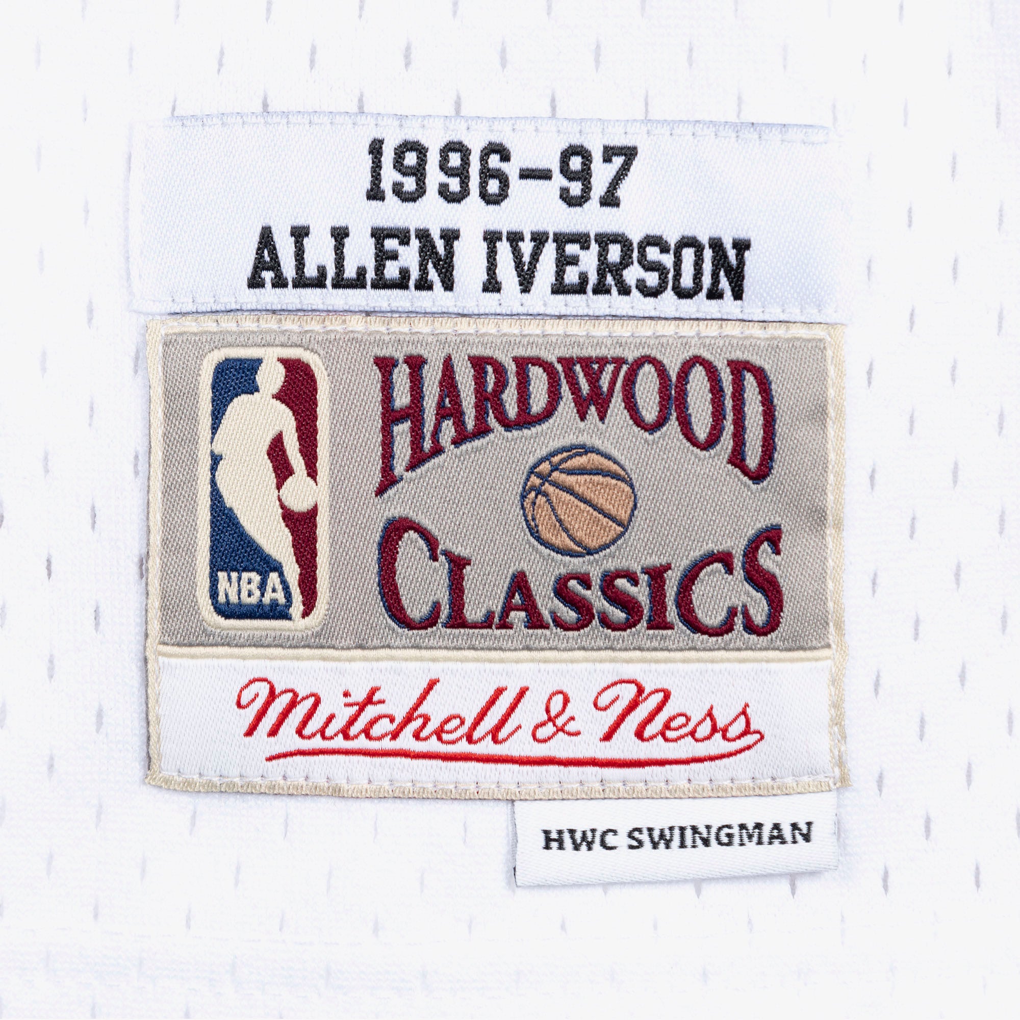 Hvid Mitchell & Ness swingman basketballtrøje med Allen Iverson 1996-design, vises i billedet.