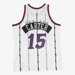 Hvid Mitchell & Ness Vince Carter 1998 Swingman basketballtrøje, vises med detaljer og logo på forsiden
