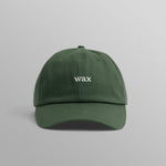Grøn sportskasket af bomuld fra Wax London, Spencer-modellen, vist med tydelige visuelle detaljer og logo.
