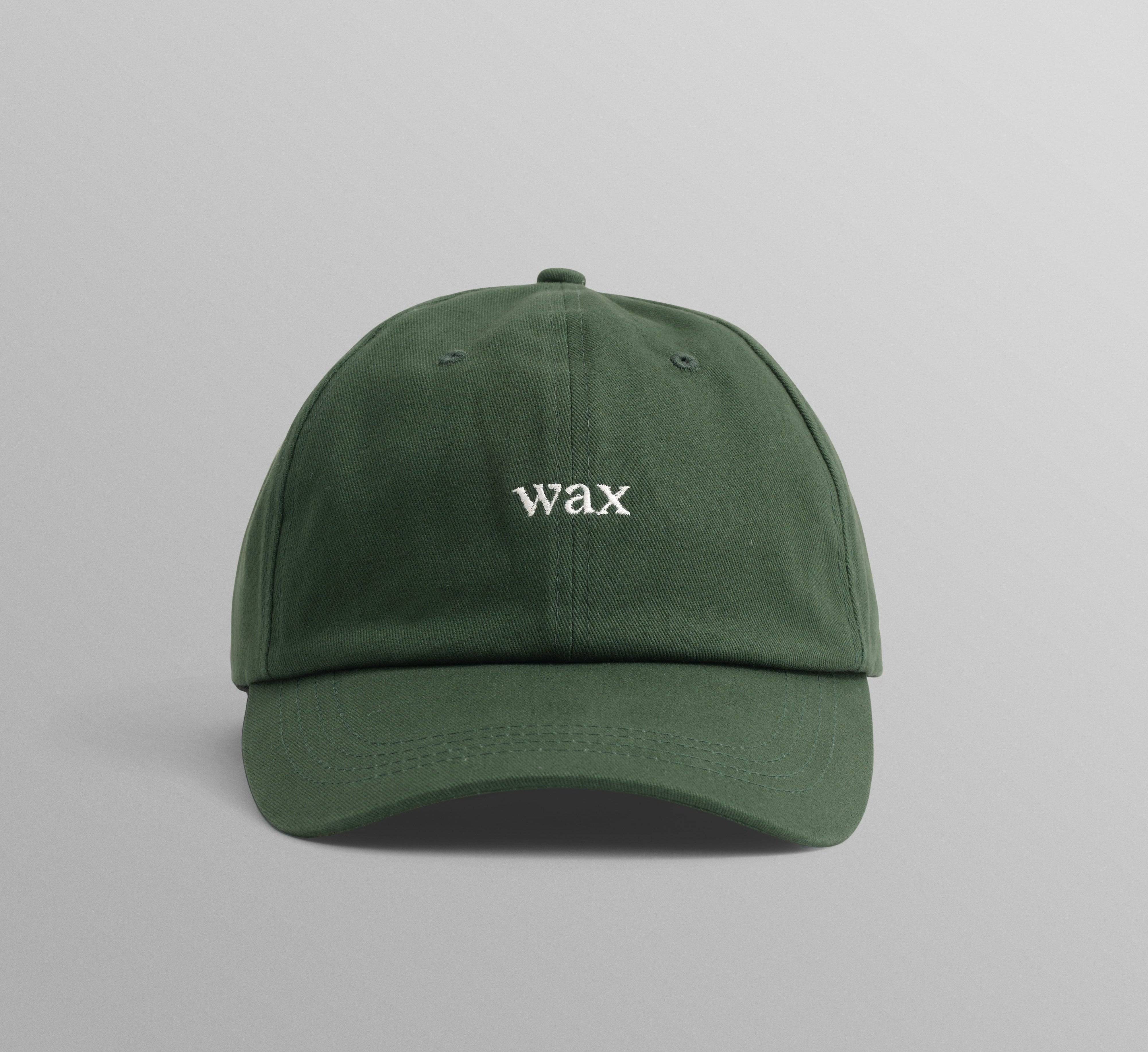 Grøn sportskasket af bomuld fra Wax London, Spencer-modellen, vist med tydelige visuelle detaljer og logo.