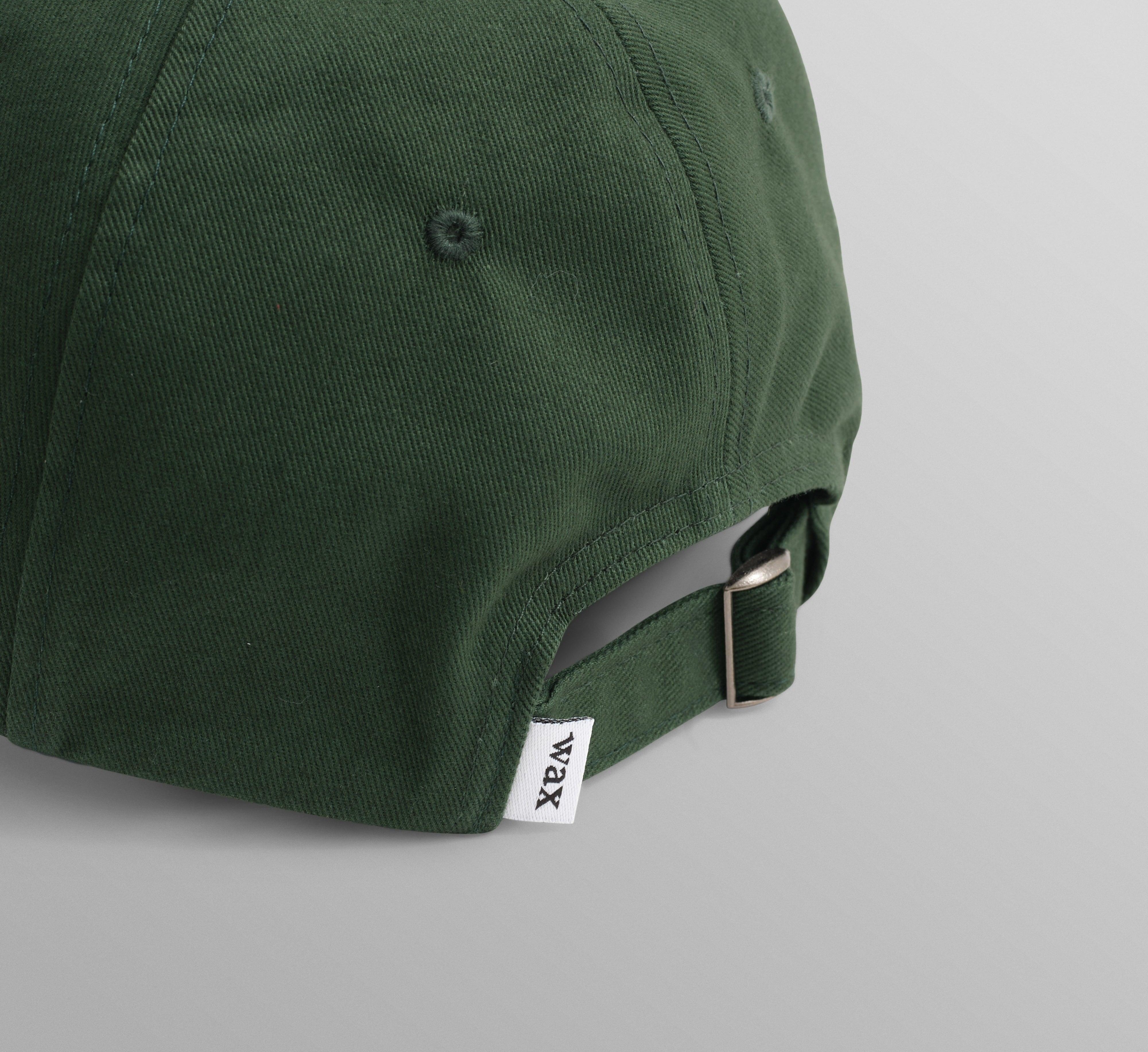 Grøn sportshat i bomuld fra Wax London, Spencer Sport Cap, vises med justerbar rem og sporty design.
