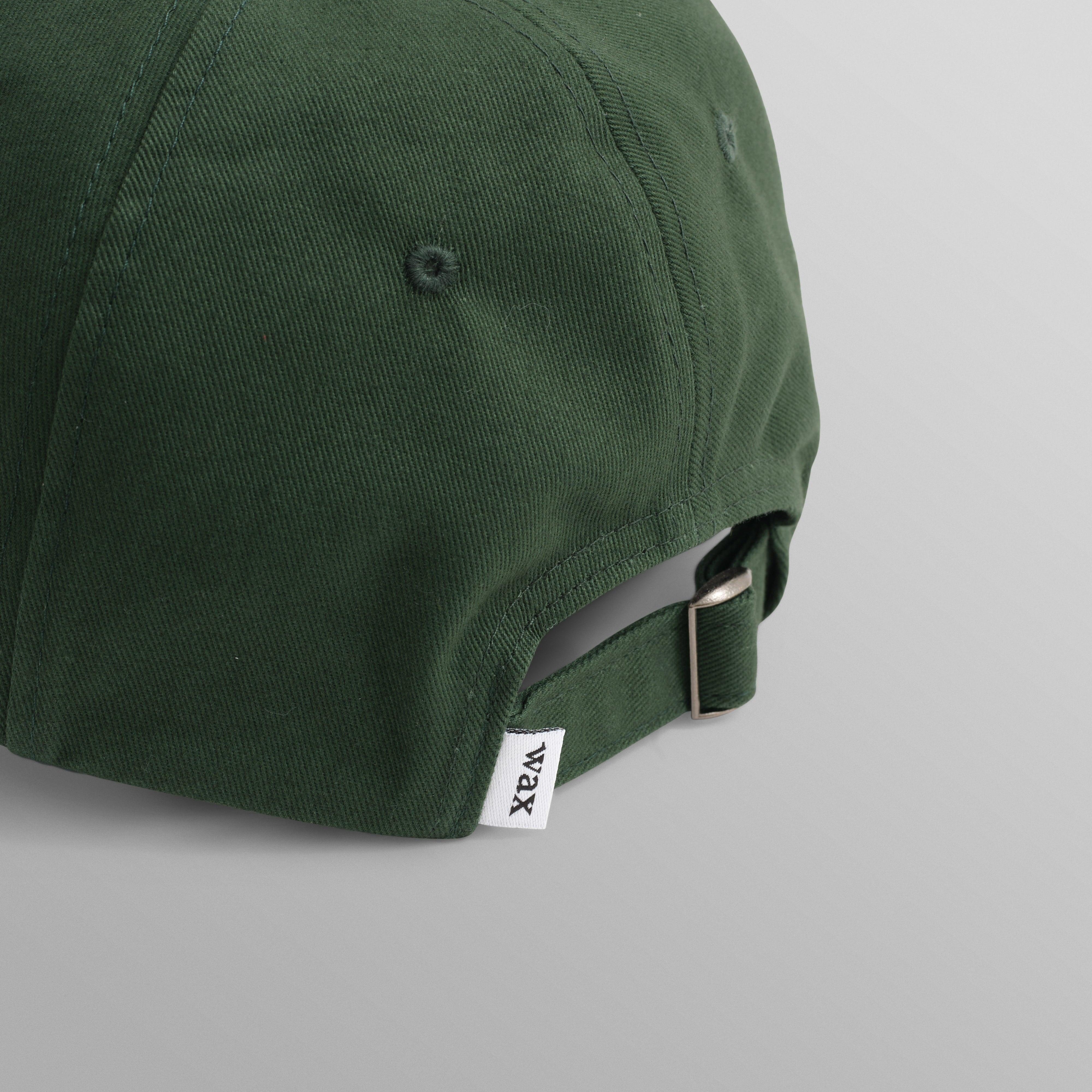 Grøn sportshat i bomuld fra Wax London, Spencer Sport Cap, vises med justerbar rem og sporty design.