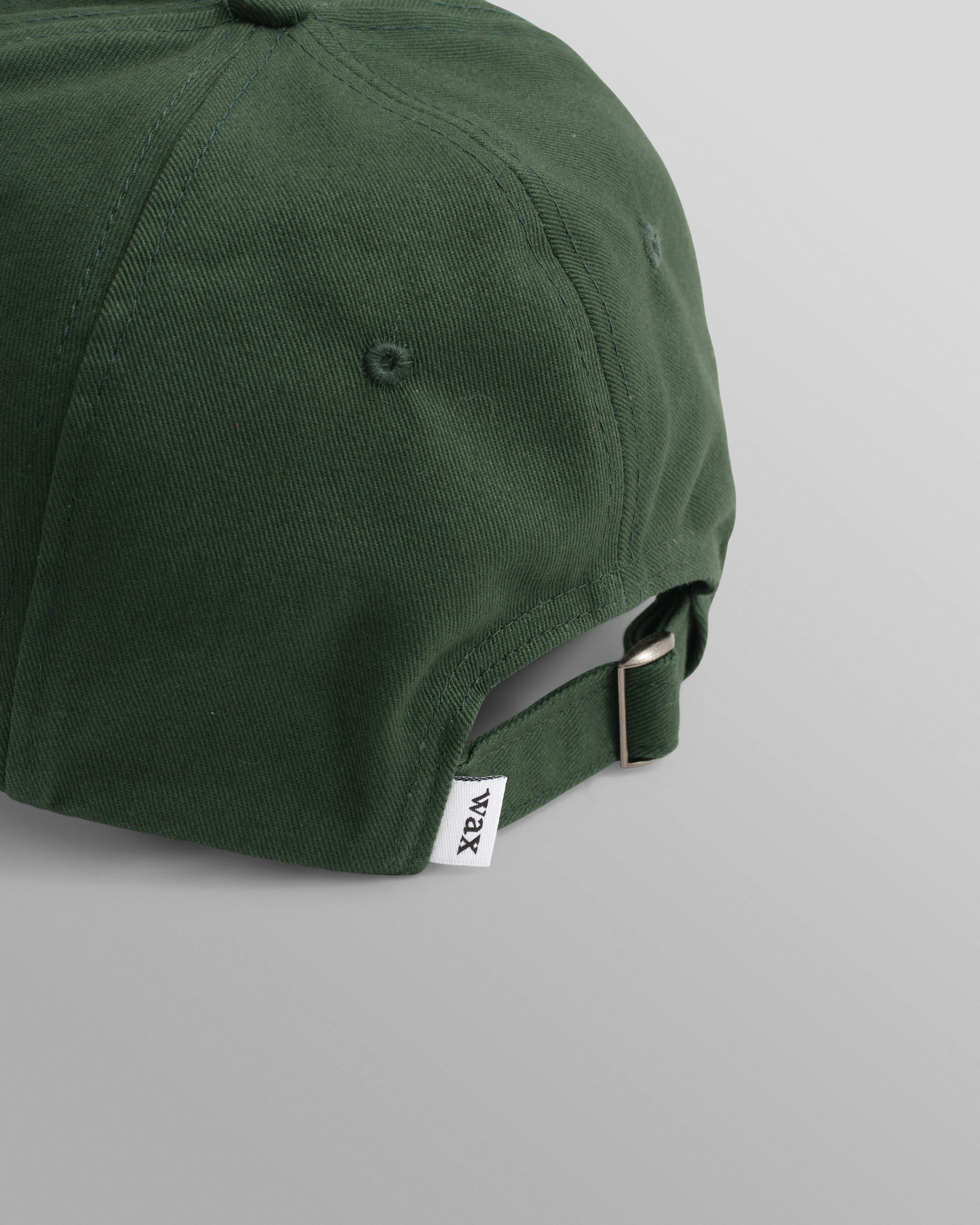 Grøn sportshat i bomuld fra Wax London, Spencer Sport Cap, vises med justerbar rem og sporty design.