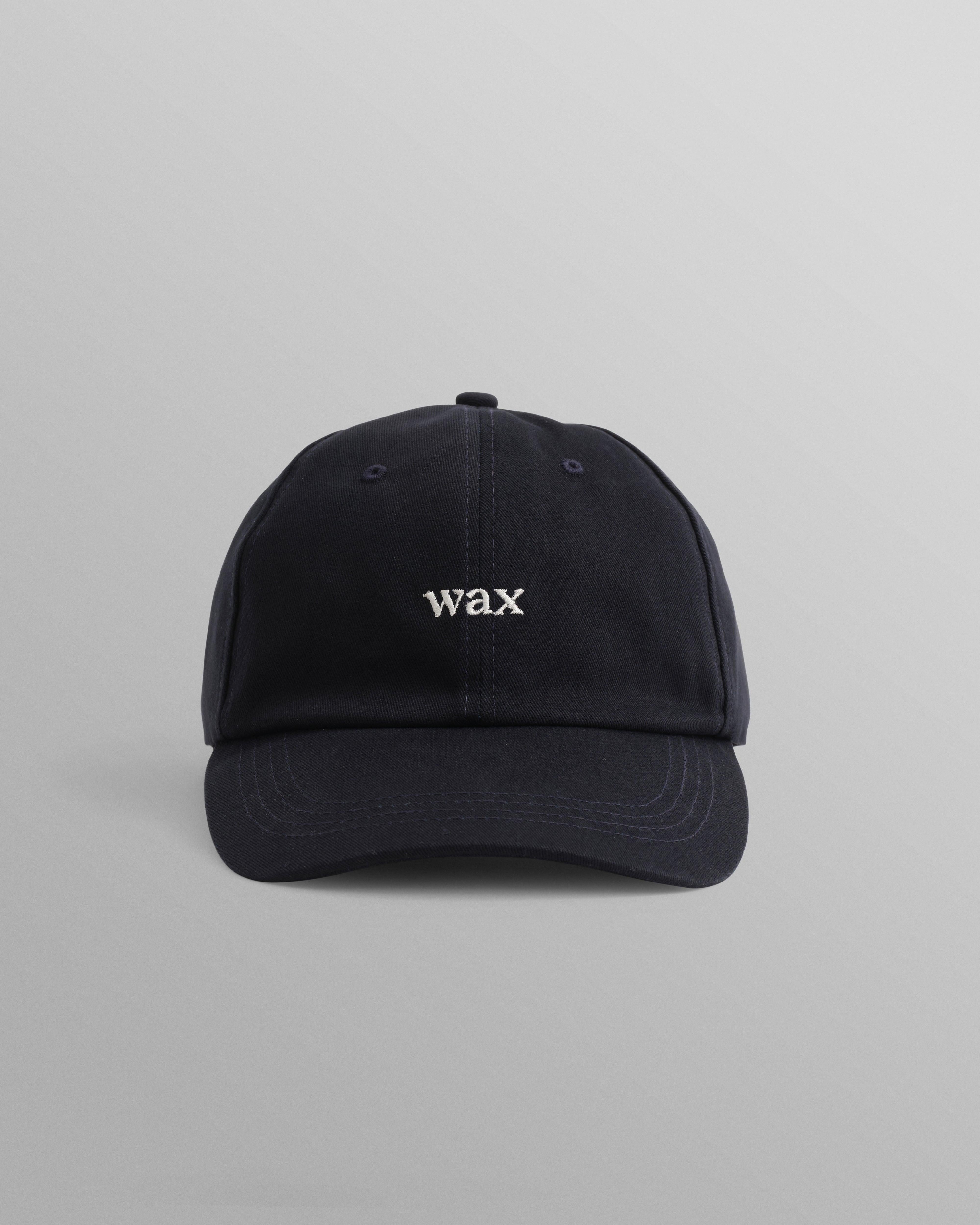 Navy Spencer sport cap fra Wax London med bomuld, afslappet stil og sportsinspireret design, synlig i billedet
