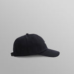 Mørkeblå Spencer sportskasket af bomuld fra Wax London, afslappet og sporty hovedbeklædning med justerbar pasform.
