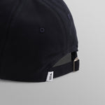 Navy Spencer sportskasket af bomuld fra Wax London med justerbar rem og sporty design.