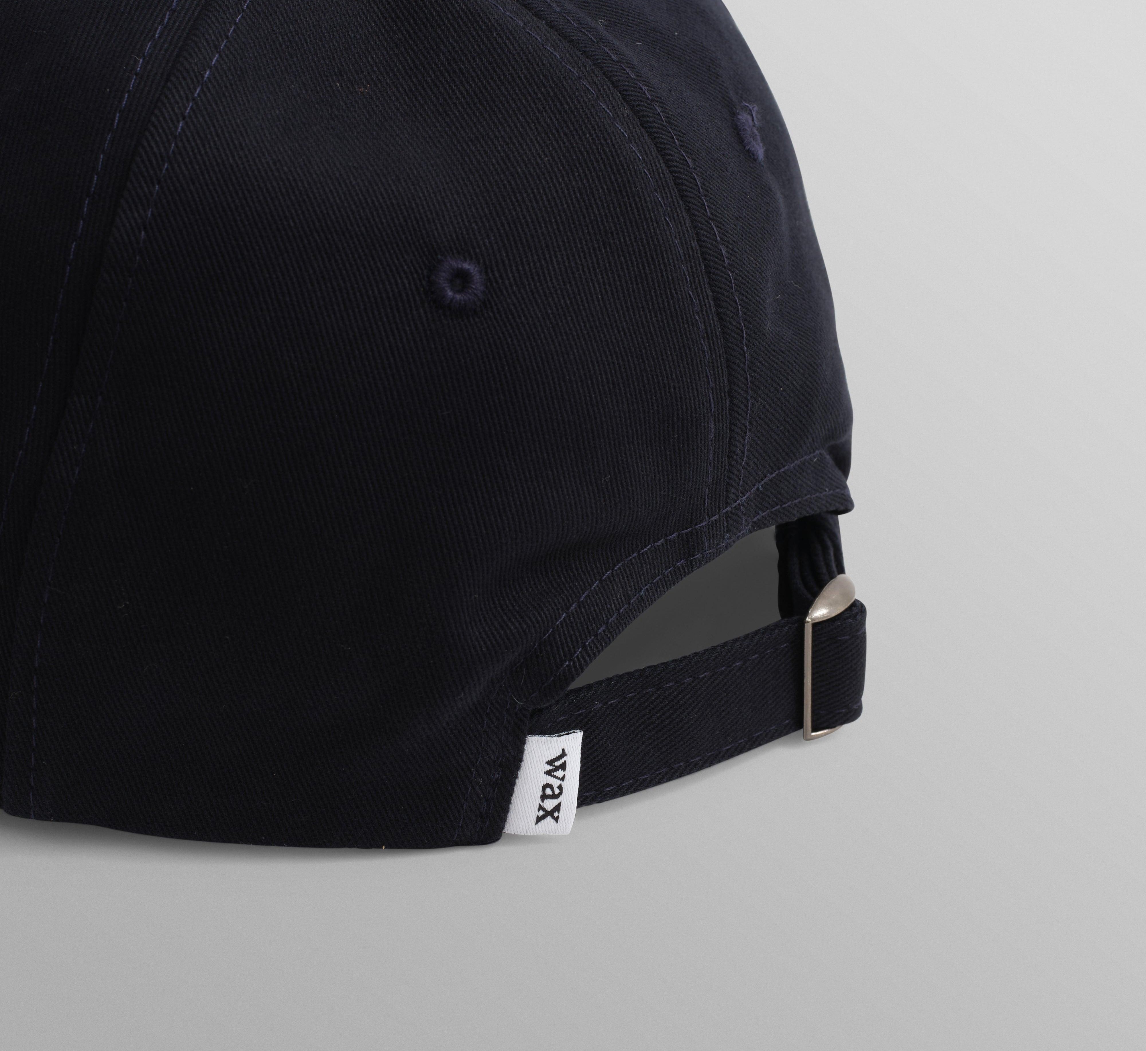 Navy Spencer sportskasket af bomuld fra Wax London med justerbar rem og sporty design.