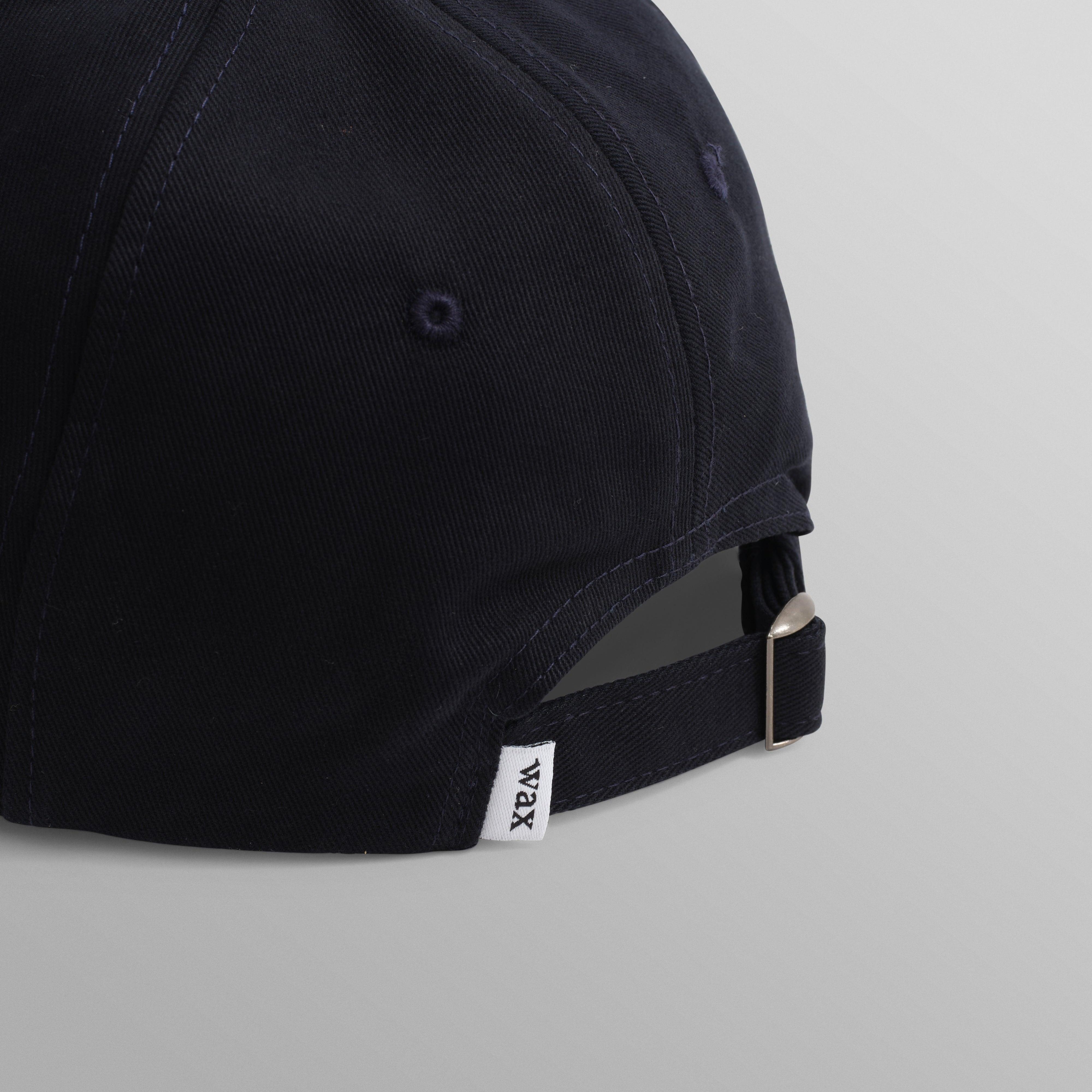 Navy Spencer sportskasket af bomuld fra Wax London med justerbar rem og sporty design.