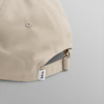 Sports cap fra Wax London i sten og navy med bomuldsstof, afslappet og sporty design.