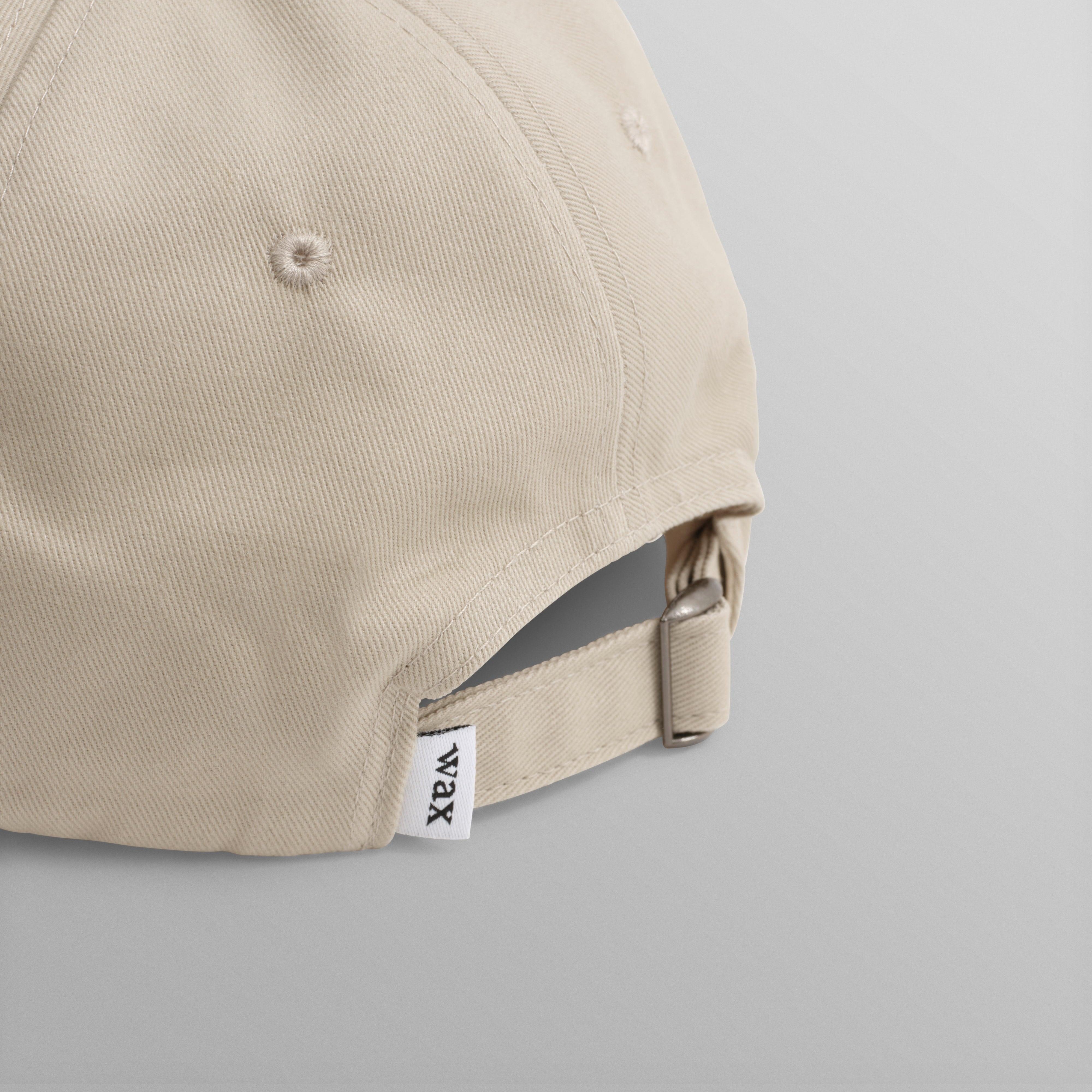 Sports cap fra Wax London i sten og navy med bomuldsstof, afslappet og sporty design.