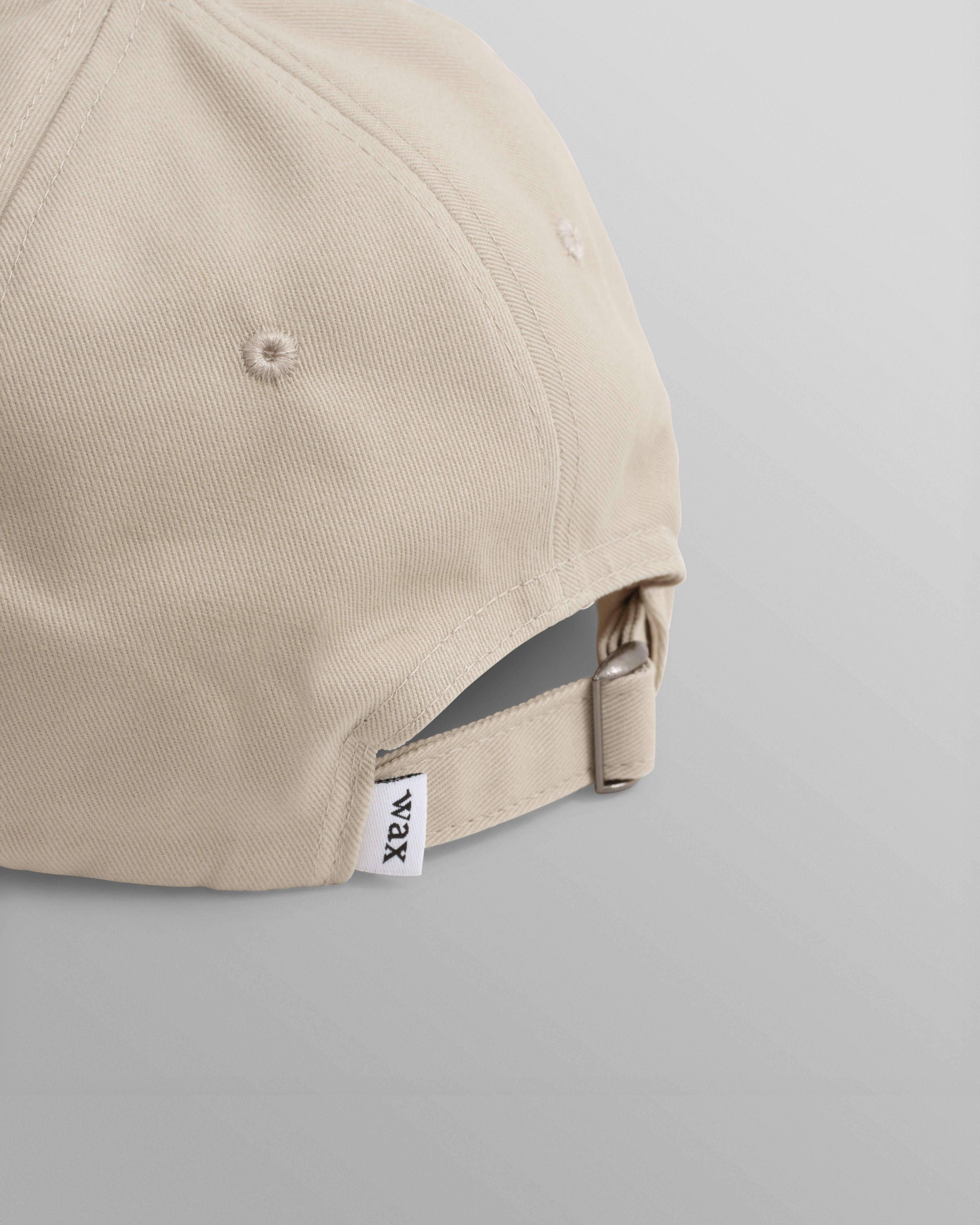 Sports cap fra Wax London i sten og navy med bomuldsstof, afslappet og sporty design.
