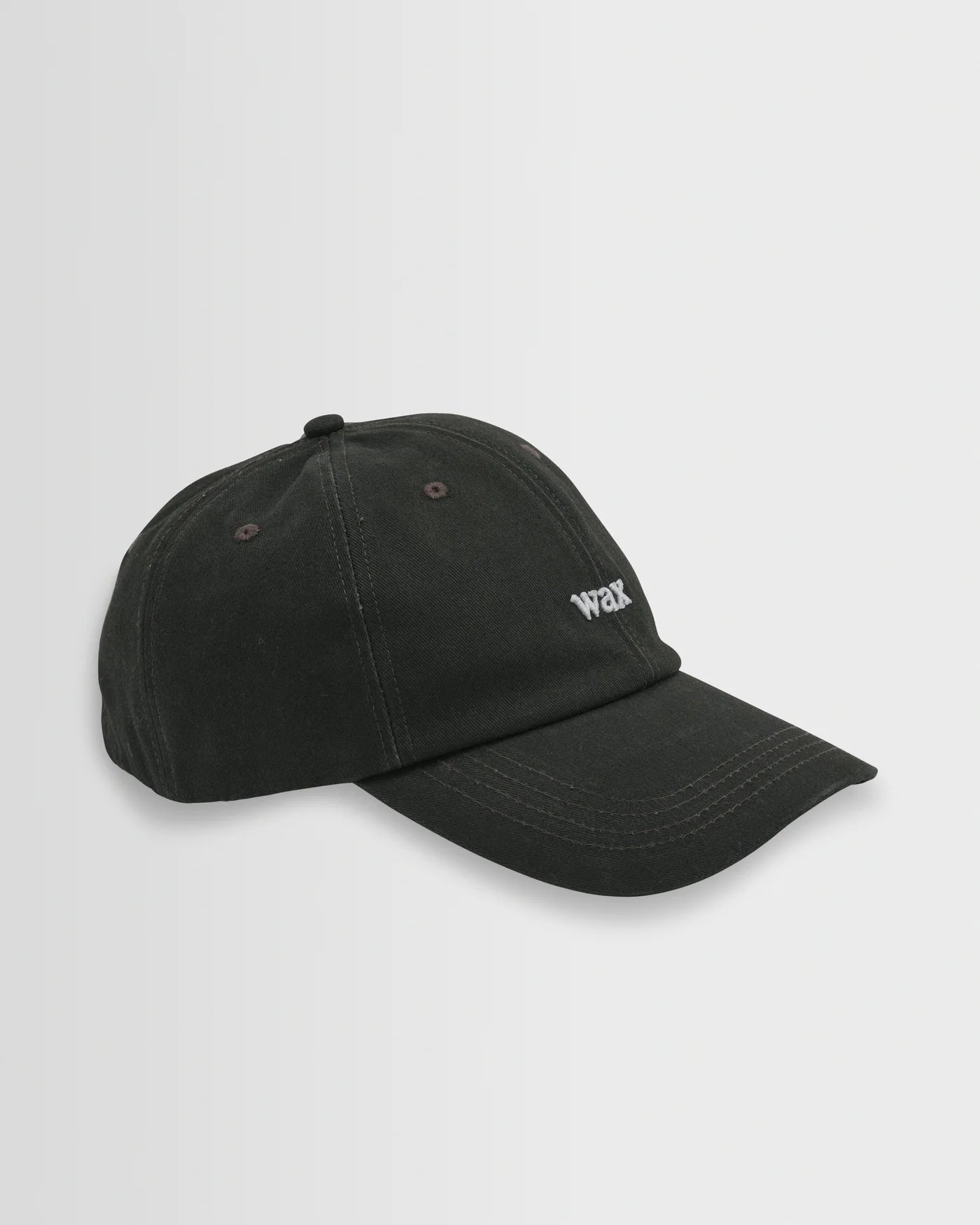 Sort sports cap fra Wax London, Spencer model i vaskemulig 100% bomuld, vises med justerbar spænde og klassisk design.