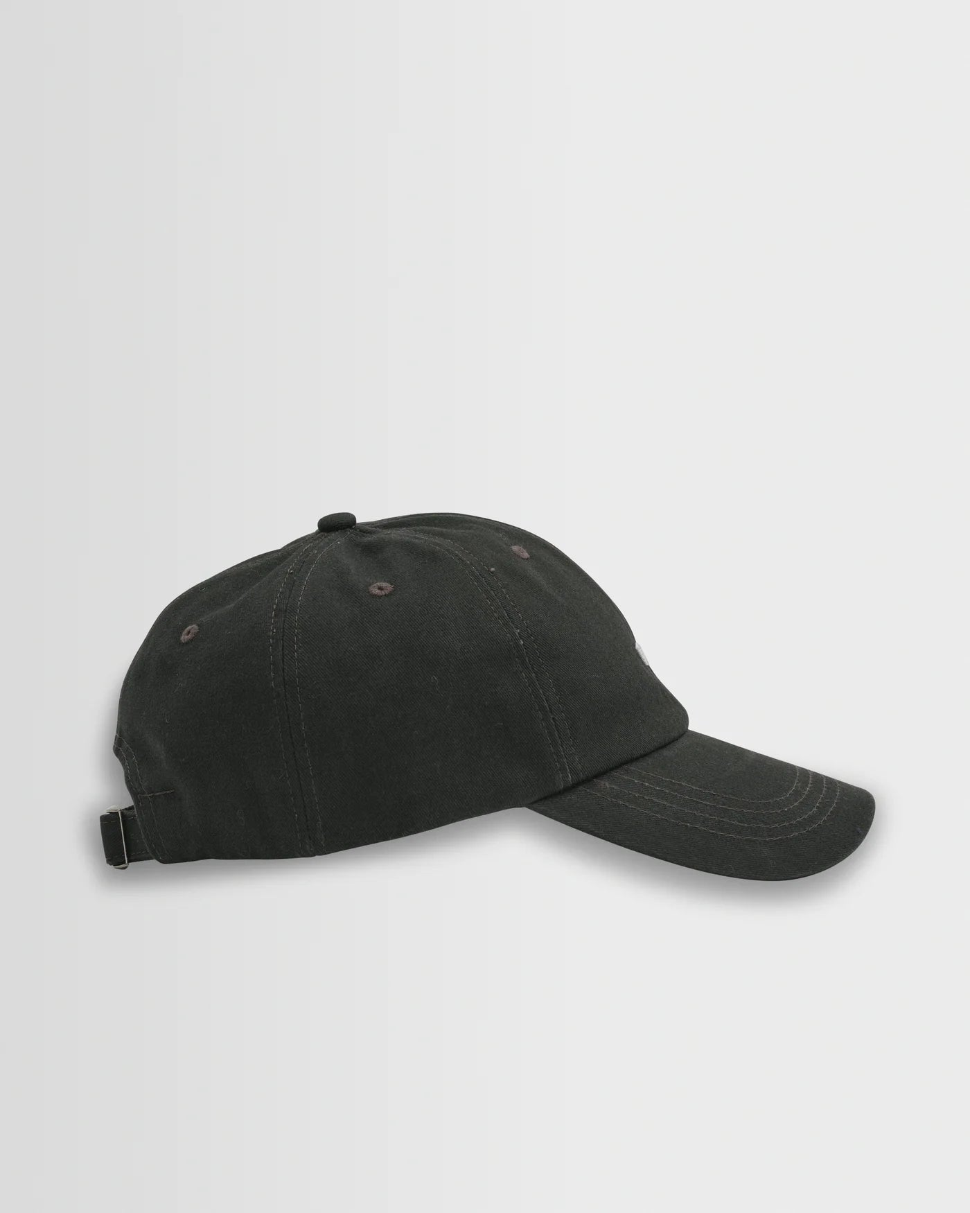 Sort WAX London Spencer Sport Cap i vævet bomuld, vises med justerbar rem og sporty design.