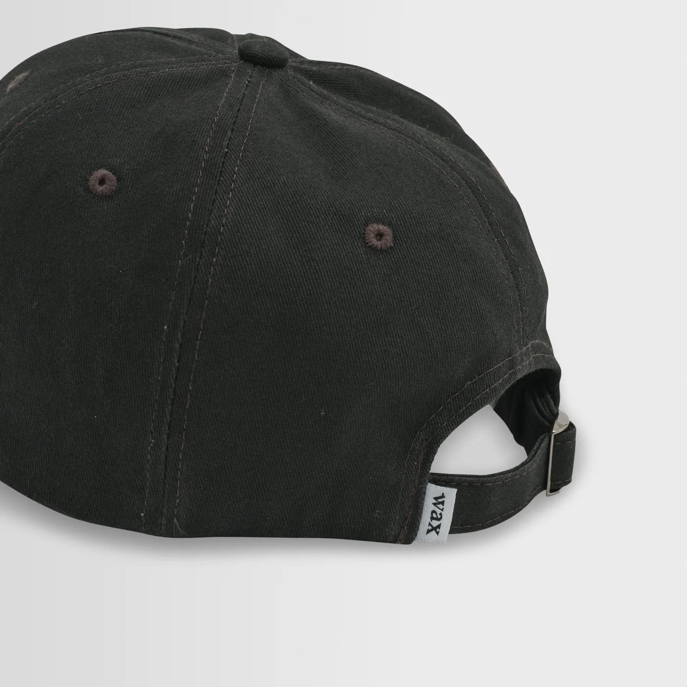 Sort sportskasket fra Wax London, Spencer-model i vaskethvid bomuld med afslappet pasform og sporty stil.