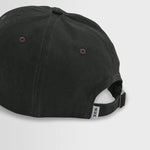 Sort sportskasket fra Wax London, Spencer-model i vaskethvid bomuld med afslappet pasform og sporty stil.
