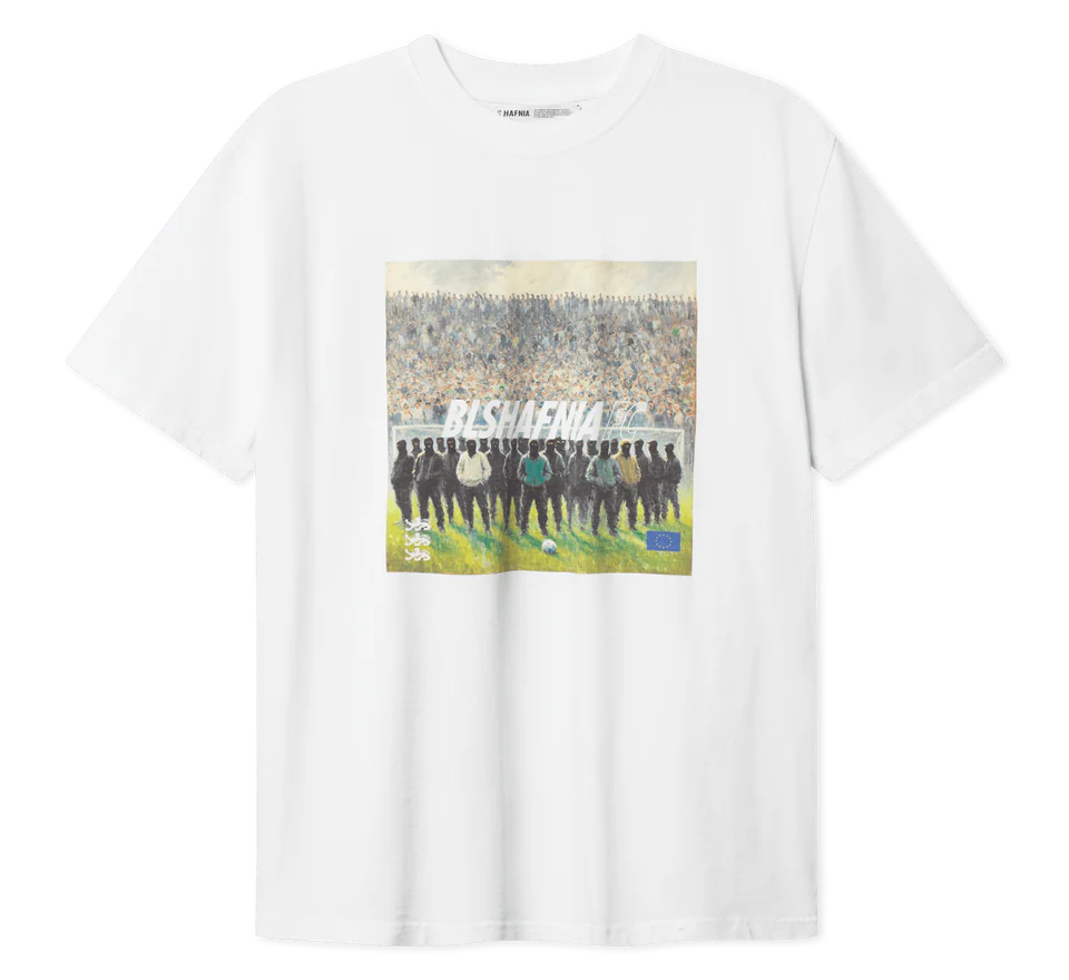Hvid BLS Fan Culture T-shirt med logo og grafiske detaljer, vist foran på en model.