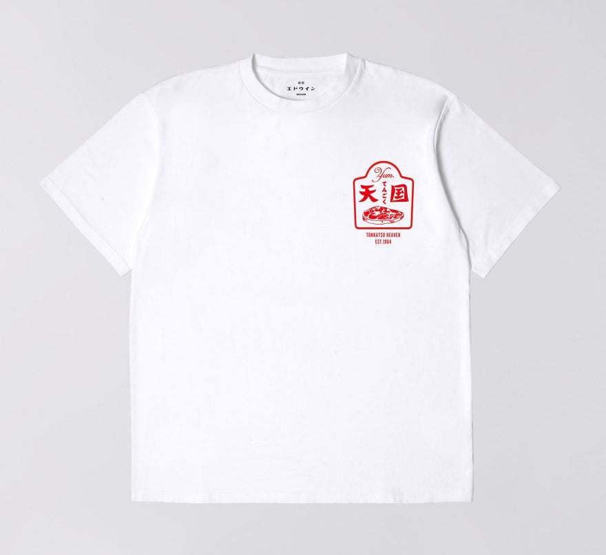 Hvid EDWIN T-shirt med TONKATSU print og rund hals i blødt bomuldsstof, vist på en model foran en neutral baggrund.