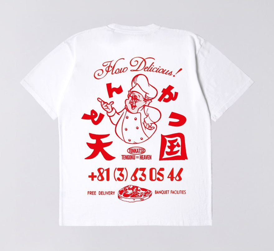 Hvid Edwin T-shirt med rund hals og kort ærme, afslappet stil, vises på billedet.