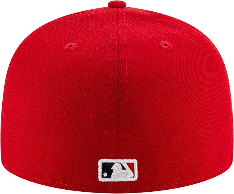 Rød New Era 59Fifty fitted cap med St. Louis Cardinals logo, autentisk on-field baseball cap, vises på billedet