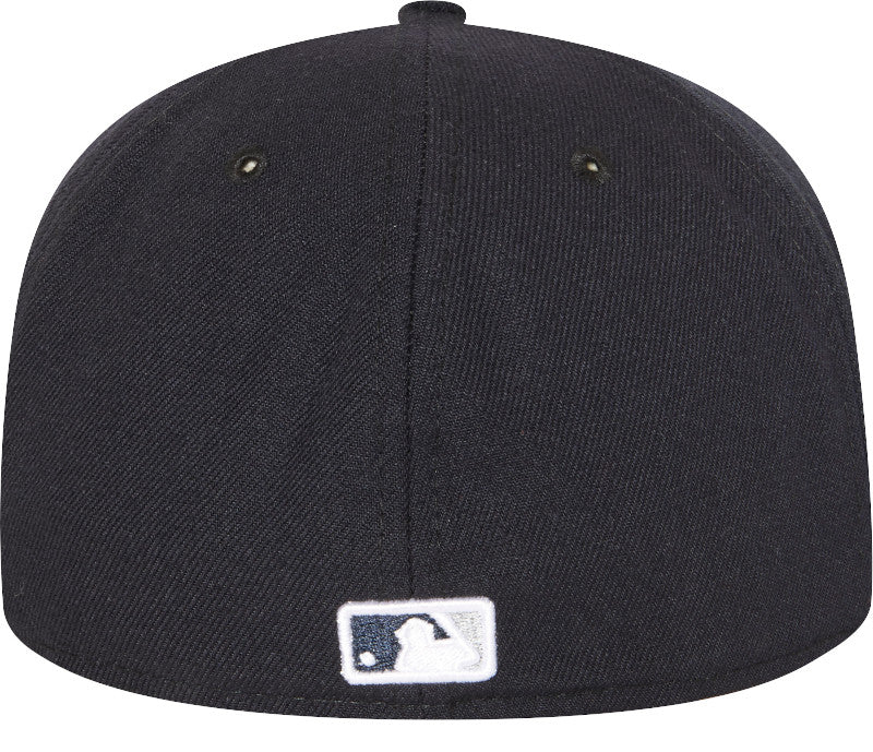 Navy New Era 59FIFTY Fitted Cap med Yankees logo, justeret pasform, synligt foran og på siden.