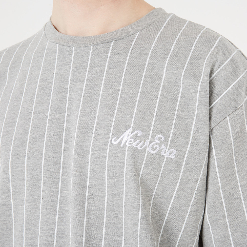 New Era Oversized Pinstripe Tee - Grå - Headz Up 