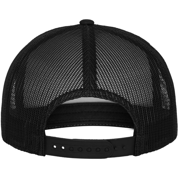 Yupoong Classic Trucker cap i sort og hvid med netbag, vises fra bagtil med justerbar rem og logo på forsiden