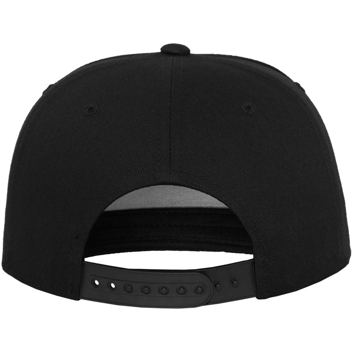 Sort Yupoong Classic 5-panel snapback cap med flat skygge og justerbar rem foran.