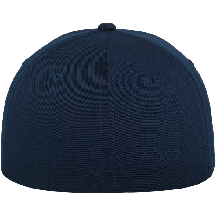 Flexfit 5-panel navy capsæt med justerbar pasform, vist fra bagsiden i billedet.