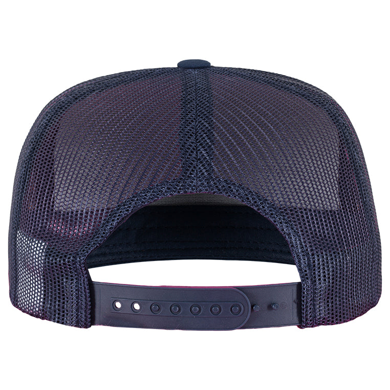 Navy blå Yupoong Retro Trucker kasket med mesh-ryg og justerbar spænde, klassisk baseballkasketstil