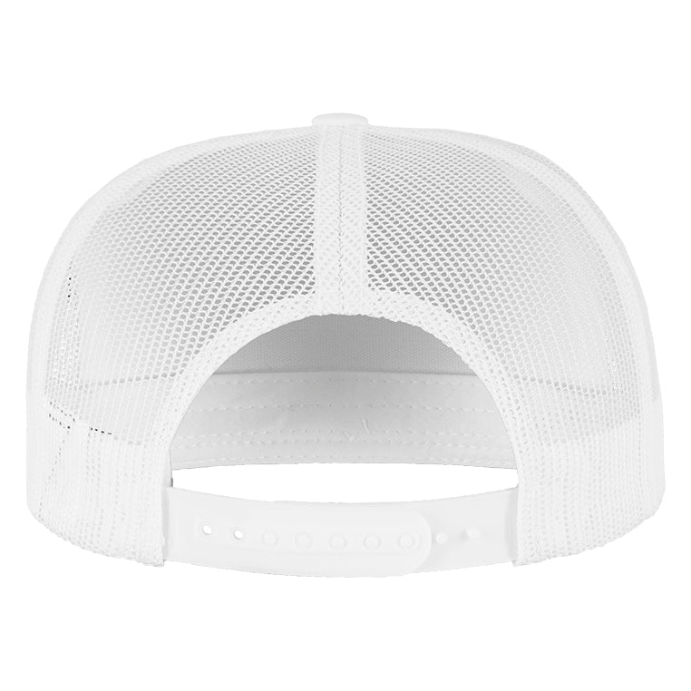 Hvid Yupoong Retro Trucker kasket med bøjet visir og luftgitter i netstof, casual stil, foran set fra siden