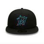 Sort New Era Miami Marlins 59Fifty påfaldende fittet baseballkasket med teamlogo og flat skygge.